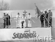 2-3.05.1981, Polska.
Ksiądz Jerzy Popiełuszko odprawia mszę w Ośrodku Wypoczynkowo Sportowym Huty Warszawa z okazji Dnia Hutnika. Po prawej stronie stoi poczet sztandarowy Huty Warszawa. Pod ołtarzem zawieszony został transparent 