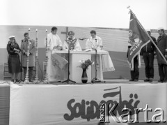 2-3.05.1981, Polska.
Ksiądz Jerzy Popiełuszko odprawia mszę w Ośrodku Wypoczynkowo Sportowym Huty Warszawa z okazji Dnia Hutnika. Po prawej stronie stoi poczet sztandarowy Huty Warszawa, po lewej - Jacek Lipiński. Pod ołtarzem zawieszony został transparent 