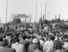 14.05.1981, Warszawa, Polska.
Ksiądz Jerzy Popiełuszko odprawia Mszę świętą przed bramą Huty Warszawa. Msza sprawowana jest w intencji powrotu  do zdrowia Jana Pawła II po zamachu w Watykanie 13.05.1981. Nad ołtarzem widoczny jest transparent: 