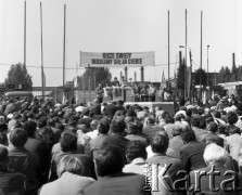 14.05.1981, Warszawa, Polska.
Ksiądz Jerzy Popiełuszko odprawia Mszę świętą przed bramą Huty Warszawa. Msza sprawowana jest w intencji powrotu  do zdrowia Jana Pawła II po zamachu w Watykanie 13.05.1981. Nad ołtarzem widoczny jest transparent: 