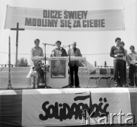 14.05.1981, Warszawa, Polska.
Ksiądz Jerzy Popiełuszko odprawia Mszę świętą przed bramą Huty Warszawa. Msza sprawowana jest w intencji powrotu  do zdrowia Jana Pawła II po zamachu w Watykanie 13.05.1981. Nad ołtarzem widoczny jest transparent: 