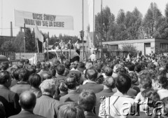 14.05.1981, Warszawa, Polska.
Ksiądz Jerzy Popiełuszko odprawia Mszę świętą przed bramą Huty Warszawa. Msza sprawowana jest w intencji powrotu  do zdrowia Jana Pawła II po zamachu w Watykanie 13.05.1981. Nad ołtarzem widoczny jest transparent: 