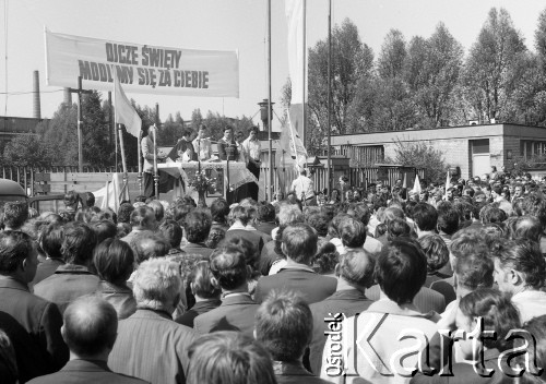 14.05.1981, Warszawa, Polska.
Ksiądz Jerzy Popiełuszko odprawia Mszę świętą przed bramą Huty Warszawa. Msza sprawowana jest w intencji powrotu  do zdrowia Jana Pawła II po zamachu w Watykanie 13.05.1981. Nad ołtarzem widoczny jest transparent: 
