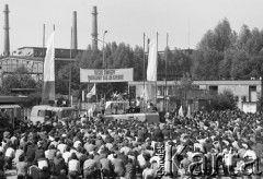 14.05.1981, Warszawa, Polska.
Ksiądz Jerzy Popiełuszko odprawia Mszę świętą przed bramą Huty Warszawa. Msza sprawowana jest w intencji powrotu  do zdrowia Jana Pawła II po zamachu w Watykanie 13.05.1981. Nad ołtarzem widoczny jest transparent: 