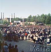 14.05.1981, Warszawa, Polska.
Ksiądz Jerzy Popiełuszko odprawia Mszę świętą przed bramą Huty Warszawa. Msza sprawowana jest w intencji powrotu  do zdrowia Jana Pawła II po zamachu w Watykanie 13.05.1981. Nad ołtarzem widoczny jest transparent: 