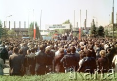 14.05.1981, Warszawa, Polska.
Ksiądz Jerzy Popiełuszko odprawia Mszę świętą przed bramą Huty Warszawa. Msza sprawowana jest w intencji powrotu  do zdrowia Jana Pawła II po zamachu w Watykanie 13.05.1981. Nad ołtarzem widoczny jest transparent: 