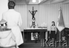 Październik-listopad 1981, Warszawa, Polska.
Ksiądz Jerzy Popiełuszko w Kościele św. Stanisława Kostki na warszawskim Żoliborzu odprawia mszę dla koła krwiodawców pracowników Huty Warszawa. Przewodniczącym koła krwiodawców był Bolesław Tuzin, odznaczony Merite International du Sang (Krzyż Oficerski). 
Fot. Adam Szymański, zbiory Ośrodka KARTA, kolekcję zdjęć przekazał Adam Szymański