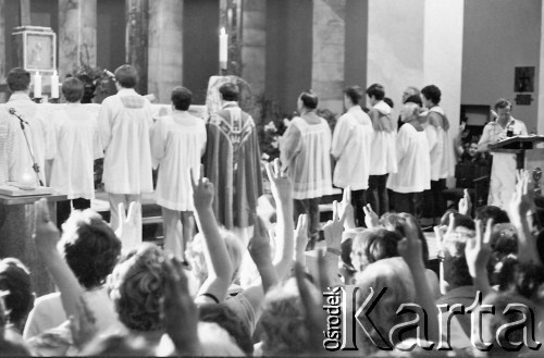 Przed 1984, Warszawa, Polska.
Ksiądz Jerzy Popiełuszko odprawia Mszę za Ojczyznę w Kościele św. Stanisława Kostki na warszawskim Żoliborzu. Wierni - z uniesionymi do góry dłońmi złożonymi w znak zwycięstwa.
Fot. Adam Szymański, zbiory Ośrodka KARTA, kolekcję zdjęć przekazał Adam Szymański