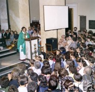 1982, Warszawa, Polska.
Ksiądz Jerzy Popiełuszko odprawia Mszę za Ojczyznę w Kościele św. Stanisława Kostki na warszawskim Żoliborzu. Widoczni są również wierni przybyli na mszę.
Fot. Adam Szymański, zbiory Ośrodka KARTA, kolekcję zdjęć przekazał Adam Szymański
