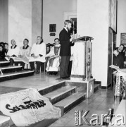 1982, Warszawa, Polska.
Msza za Ojczyznę w Kościele św. Stanisława Kostki na warszawskim Żoliborzu. Na drugim planie widoczny jest ksiądz Jerzy Popiełuszko. Na schodach znajduje się sztandar Solidarności.
Fot. Adam Szymański, zbiory Ośrodka KARTA, kolekcję zdjęć przekazał Adam Szymański