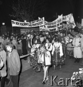 ok.1985-1987, Warszawa, Polska.
Msza za Ojczyznę w Kościele św. Stanisława Kostki na warszawskim Żoliborzu. Procesja z udziałem młodzieży w strojach góralskich. Napisy na transparentach: 