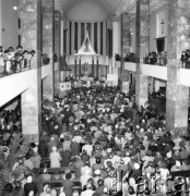 1982, Warszawa, Polska.
Msza za Ojczyznę w Kościele św. Stanisława Kostki na warszawskim Żoliborzu. Widok z góry na ołtarz oraz na wiernych zgromadzonych w nawie głównej.
Fot. Adam Szymański, zbiory Ośrodka KARTA, kolekcję zdjęć przekazał Adam Szymański