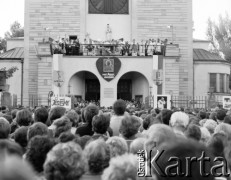 Przed 1984, Warszawa, Polska.
Msza za Ojczyznę w Kościele św. Stanisława Kostki na warszawskim Żoliborzu. Na balkonie wieży kościelnej widoczni są m.in. ksiądz Jerzy Popiełuszko, Seweryn Jaworski.
Fot. Adam Szymański, zbiory Ośrodka KARTA, kolekcję zdjęć przekazał Adam Szymański