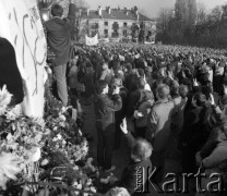 3.11.1984, Warszawa, Polska.
Pogrzeb księdza Jerzego Popiełuszki w Kościele św. Stanisława Kostki na warszawskim Żoliborzu. Tłum wiernych z uniesionymi do góry dłońmi złożonymi w znak zwycięstwa.
Fot. Adam Szymański, zbiory Ośrodka KARTA, kolekcję zdjęć przekazał Adam Szymański