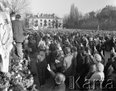 3.11.1984, Warszawa, Polska.
Pogrzeb księdza Jerzego Popiełuszki w Kościele św. Stanisława Kostki na warszawskim Żoliborzu. Tłum wiernych z uniesionymi do góry dłońmi złożonymi w znak zwycięstwa. W tle widoczni są uczestnicy uroczystości siedzący na dachu i balkonach budynku.
Fot. Adam Szymański, zbiory Ośrodka KARTA, kolekcję zdjęć przekazał Adam Szymański