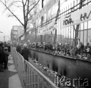 3.11.1984, Warszawa, Polska.
Pogrzeb księdza Jerzego Popiełuszki w Kościele św. Stanisława Kostki na warszawskim Żoliborzu. Kwiaty, znicze oraz transparenty, m.in. z napisem: 