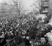 3.11.1984, Warszawa, Polska.
Pogrzeb księdza Jerzego Popiełuszki w Kościele św. Stanisława Kostki na warszawskim Żoliborzu. Wierni uczestniczący w uroczystości. Na pierwszym planie widoczne są kwiaty.
Fot. Adam Szymański, zbiory Ośrodka KARTA, kolekcję zdjęć przekazał Adam Szymański