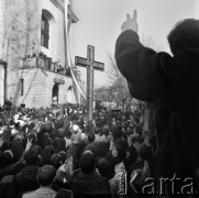 3.11.1984, Warszawa, Polska.
Pogrzeb księdza Jerzego Popiełuszki w Kościele św. Stanisława Kostki na warszawskim Żoliborzu. Tłum wiernych z uniesionymi do góry dłońmi złożonymi w znak zwycięstwa.
Fot. Adam Szymański, zbiory Ośrodka KARTA, kolekcję zdjęć przekazał Adam Szymański