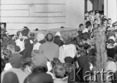3.11.1984, Warszawa, Polska.
Pogrzeb księdza Jerzego Popiełuszki w Kościele św. Stanisława Kostki na warszawskim Żoliborzu. Tłum wiernych zgromadzony przed trumną zmarłego księdza.
Fot. Adam Szymański, zbiory Ośrodka KARTA, kolekcję zdjęć przekazał Adam Szymański