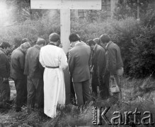 31.08.1981, Warszawa, Polska.
Wkopanie Krzyża na terenie Huty Warszawa po mszy odprawionej w pierwszą rocznicę zakończenia strajku pracownikow Huty Warszawa oraz podpisania porozumień sierpniowych 31.08.1980 w Gdańsku.
Fot. Adam Szymański, zbiory Ośrodka KARTA, kolekcję zdjęć przekazał Adam Szymański