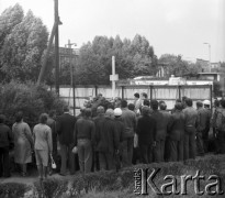 31.08.1981, Warszawa, Polska.
Wkopanie Krzyża na terenie Huty Warszawa po mszy odprawionej w pierwszą rocznicę zakończenia strajku pracownikow Huty Warszawa oraz podpisania porozumień sierpniowych 31.08.1980 w Gdańsku. Przy Krzyżu stoją m.in. ksiądz Jerzy Popiełuszko, Seweryn Jaworski i Jacek Lipiński.
Fot. Adam Szymański, zbiory Ośrodka KARTA, kolekcję zdjęć przekazał Adam Szymański