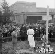 31.08.1981, Warszawa, Polska.
Wkopanie Krzyża na terenie Huty Warszawa po mszy odprawionej w pierwszą rocznicę zakończenia strajku pracownikow Huty Warszawa oraz podpisania porozumień sierpniowych 31.08.1980 w Gdańsku. Obok Krzyża stoi (tyłem) ksiądz Jerzy Popiełuszko. W pierwszym rzędzie widoczny jest Seweryn Jaworski, Karol Szadurski i Jacek Lipiński.
Fot. Adam Szymański, zbiory Ośrodka KARTA, kolekcję zdjęć przekazał Adam Szymański