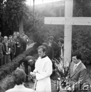 31.08.1981, Warszawa, Polska.
Wkopanie Krzyża na terenie Huty Warszawa po mszy odprawionej w pierwszą rocznicę podpisania zakończenia strajku pracownikow Huty Warszawa oraz podpisania porozumień sierpniowych 31.08.1980 w Gdańsku. Obok Krzyża stoi ksiądz Jerzy Popiełuszko. 
Fot. Adam Szymański, zbiory Ośrodka KARTA, kolekcję zdjęć przekazał Adam Szymański