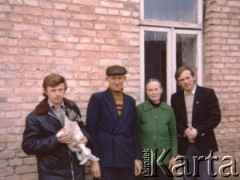 1979, Okopy k/Suchowoli, Polska. 
Ksiądz Jerzy Popiełuszko z rodzicami: Marianną i Władysławem oraz bratem Józefem przed domem rodzinnym. 
Fot. NN, zbiory Ośrodka KARTA, kolekcję zdjęć przekazał Adam Szymański