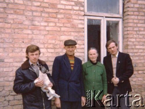 1979, Okopy k/Suchowoli, Polska. 
Ksiądz Jerzy Popiełuszko z rodzicami: Marianną i Władysławem oraz bratem Józefem przed domem rodzinnym. 
Fot. NN, zbiory Ośrodka KARTA, kolekcję zdjęć przekazał Adam Szymański