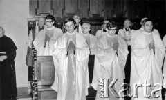 28.05.1972, Warszawa, Polska.
Otrzymanie święceń kapłańskich z rąk Kardynała Stefana Wyszyńskiego w archikatedrze św. Jana Chrzciciela. W pierwszym rzędzie, pierwszy po lewej stronie - Jerzy Popiełuszko.
Fot. NN, zbiory Ośrodka KARTA, kolekcję zdjęć przekazał Adam Szymański