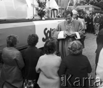 31.08.1981, Warszawa, Polska.
Msza święta na terenie Huty Warszawa upamiętniająca pierwszą rocznicę zakończenia strajku pracownikow Huty Warszawa oraz podpisania porozumień sierpniowych 31.08.1980 w Gdańsku. Ksiądz Jerzy Popiełuszko udziela wiernym komunii. W oddali widoczny jest m.in. Seweryn Jaworski i Karol Szadurski. 
Fot. Adam Szymański, zbiory Ośrodka KARTA, kolekcję zdjęć przekazał Adam Szymański