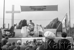 31.08.1981, Warszawa, Polska.
Ksiądz Jerzy Popiełuszko odprawia mszę świętą na terenie Huty Warszawa w pierwszą rocznicę zakończenia strajku pracownikow Huty Warszawa oraz podpisania porozumień sierpniowych 31.08.1980 w Gdańsku. Nad ołtarzem zawieszony został transparent: 