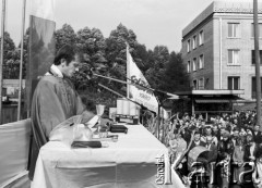 31.08.1981, Warszawa, Polska.
Ksiądz Jerzy Popiełuszko odprawia mszę świętą na terenie Huty Warszawa w pierwszą rocznicę zakończenia strajku pracownikow Huty Warszawa oraz podpisania porozumień sierpniowych 31.08.1980 w Gdańsku.
Fot. Adam Szymański, zbiory Ośrodka KARTA, kolekcję zdjęć przekazał Adam Szymański