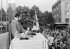 31.08.1981, Warszawa, Polska.
Ksiądz Jerzy Popiełuszko odprawia mszę świętą na terenie Huty Warszawa w pierwszą rocznicę zakończenia strajku pracownikow Huty Warszawa oraz podpisania porozumień sierpniowych 31.08.1980 w Gdańsku.
Fot. Adam Szymański, zbiory Ośrodka KARTA, kolekcję zdjęć przekazał Adam Szymański