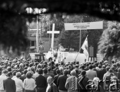 31.08.1981, Warszawa, Polska.
Ksiądz Jerzy Popiełuszko odprawia mszę świętą na terenie Huty Warszawa w pierwszą rocznicę zakończenia strajku pracownikow Huty Warszawa oraz podpisania porozumień sierpniowych 31.08.1980 w Gdańsku. Nad ołtarzem zawieszony został transparent: 