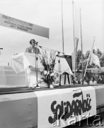 31.08.1981, Warszawa, Polska.
Ksiądz Jerzy Popiełuszko odprawia mszę świętą na terenie Huty Warszawa w pierwszą rocznicę zakończenia strajku pracownikow Huty Warszawa oraz podpisania porozumień sierpniowych 31.08.1980 w Gdańsku. Nad ołtarzem zawieszony został transparent: 