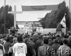 31.08.1981, Warszawa, Polska.
Ksiądz Jerzy Popiełuszko odprawia mszę świętą na terenie Huty Warszawa w pierwszą rocznicę zakończenia strajku pracownikow Huty Warszawa oraz podpisania porozumień sierpniowych 31.08.1980 w Gdańsku. Widok na wiernych i ołtarz, nad którym zawieszony został transparent: 