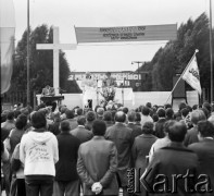 31.08.1981, Warszawa, Polska.
Ksiądz Jerzy Popiełuszko odprawia mszę świętą na terenie Huty Warszawa w pierwszą rocznicę zakończenia strajku pracownikow Huty Warszawa oraz podpisania porozumień sierpniowych 31.08.1980 w Gdańsku. Widok na wiernych i ołtarz, nad którym zawieszony został transparent: 
