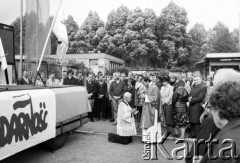 31.08.1981, Warszawa, Polska.
Msza święta na terenie Huty Warszawa upamiętniająca pierwszą rocznicę zakończenia strajku pracownikow Huty Warszawa oraz podpisania porozumień sierpniowych 31.08.1980 w Gdańsku. Ksiądz Jerzy Popiełuszko udziela komunii ministrantowi. W tłumie wiernych stoi m.in. Seweryn Jaworski, Karol Szadurski i Jacek Lipiński.
Fot. Adam Szymański, zbiory Ośrodka KARTA, kolekcję zdjęć przekazał Adam Szymański