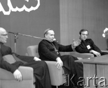 4.05.1981, Warszawa, Polska.
Wizyta biskupa Zbigniewa Kraszewskiego (w środku), sufragana warszawskiego w Hucie Warszawa. Obok biskupa siedzi ksiądz Jerzy Popiełuszko. 
Fot. Adam Szymański, zbiory Ośrodka KARTA, kolekcję zdjęć przekazał Adam Szymański