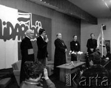 4.05.1981, Warszawa, Polska.
Wizyta biskupa Zbigniewa Kraszewskiego (w środku), sufragana warszawskiego w Hucie Warszawa. Obok biskupa stoi ksiądz Jerzy Popiełuszko oraz Karol Szadurski (trzyma mikrofon).
Fot. Adam Szymański, zbiory Ośrodka KARTA, kolekcję zdjęć przekazał Adam Szymański