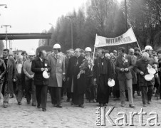 4.05.1981, Warszawa, Polska.
Wizyta biskupa Zbigniewa Kraszewskiego (trzyma kwiaty), sufragana warszawskiego w Hucie Warszawa - przejście ulicą Jana Kasprowicza. Obok biskupa idzie ksiądz Jerzy Popiełuszko, Karol Szadurski (w jasnym płaszczu) i Jacek Lipiński. W głębi m.in.: Seweryn Jaworski (w okularach) oraz hutnicy z transparentem: 