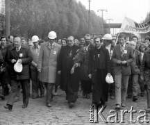 4.05.1981, Warszawa, Polska.
Wizyta biskupa Zbigniewa Kraszewskiego (trzyma kwiaty), sufragana warszawskiego w Hucie Warszawa - przejście ulicą Jana Kasprowicza. Obok biskupa idzie ksiądz Jerzy Popiełuszko, Karol Szadurski (w jasnym płaszczu) i Jacek Lipiński. W głębi m.in.: Seweryn Jaworski (w okularach) oraz hutnicy z transparentem: 