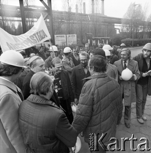 4.05.1981, Warszawa, Polska.
Wizyta biskupa Zbigniewa Kraszewskiego, sufragana warszawskiego w Hucie Warszawa - przejście ulicą Jana Kasprowicza. Obok biskupa stoi ksiądz Jerzy Popiełuszko, Seweryn Jaworski (w okularach), Karol Szadurski (po lewej stronie) oraz hutnicy z transparentem: 