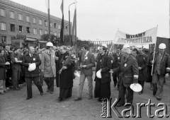 4.05.1981, Warszawa, Polska.
Wizyta biskupa Zbigniewa Kraszewskiego (trzyma kwiaty), sufragana warszawskiego w Hucie Warszawa - przejście ulicą Jana Kasprowicza. W pierwszym rzędzie idzie również ksiądz Jerzy Popiełuszko, Jacek Lipiński i Karol Szadurski (w jasnym płaszczu). W tłumie widoczny jest m.in. Seweryn Jaworski (w okularach) oraz hutnicy z transparentem: 