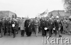 4.05.1981, Warszawa, Polska.
Wizyta biskupa Zbigniewa Kraszewskiego (trzyma kwiaty), sufragana warszawskiego w Hucie Warszawa - przejście ulicą Jana Kasprowicza. W pierwszym rzędzie idzie również ksiądz Jerzy Popiełuszko, Jacek Lipiński i Karol Szadurski (w jasnym płaszczu). W tłumie widoczni są m.in. hutnicy z transparentem: 
