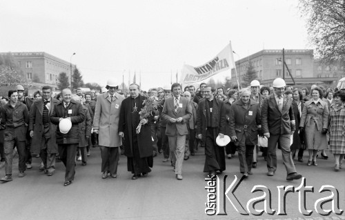 4.05.1981, Warszawa, Polska.
Wizyta biskupa Zbigniewa Kraszewskiego (trzyma kwiaty), sufragana warszawskiego w Hucie Warszawa - przejście ulicą Jana Kasprowicza. W pierwszym rzędzie idzie również ksiądz Jerzy Popiełuszko, Jacek Lipiński i Karol Szadurski (w jasnym płaszczu). W tłumie widoczni są m.in. hutnicy z transparentem: 