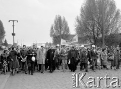4.05.1981, Warszawa, Polska.
Wizyta biskupa Zbigniewa Kraszewskiego (trzyma kwiaty), sufragana warszawskiego w Hucie Warszawa - przejście ulicą Jana Kasprowicza. W pierwszym rzędzie idzie również ksiądz Jerzy Popiełuszko, Jacek Lipiński i Karol Szadurski (w jasnym płaszczu). W tłumie widoczny jest m.in. Seweryn Jaworski (w okularach) oraz hutnicy z transparentem: 