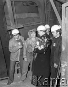 4.05.1981, Warszawa, Polska.
Wizyta biskupa Zbigniewa Kraszewskiego (trzyma kwiary), sufragana warszawskiego w Hucie Warszawa. Na wydziale W-35. Obok biskupa stoi ksiądz Jerzy Popiełuszko.
Fot. Adam Szymański, zbiory Ośrodka KARTA, kolekcję zdjęć przekazał Adam Szymański