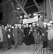 4.05.1981, Warszawa, Polska.
Wizyta biskupa Zbigniewa Kraszewskiego (trzyma kwiaty), sufragana warszawskiego w Hucie Warszawa. Na wydziale W-35. Obok biskupa stoi ksiądz Jerzy Popiełuszko, hutnicy z transparentem: 